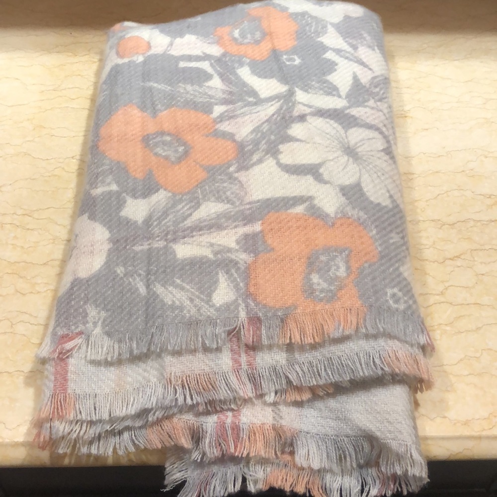 Vince Camuto Peach/Grey Reversible Wrap